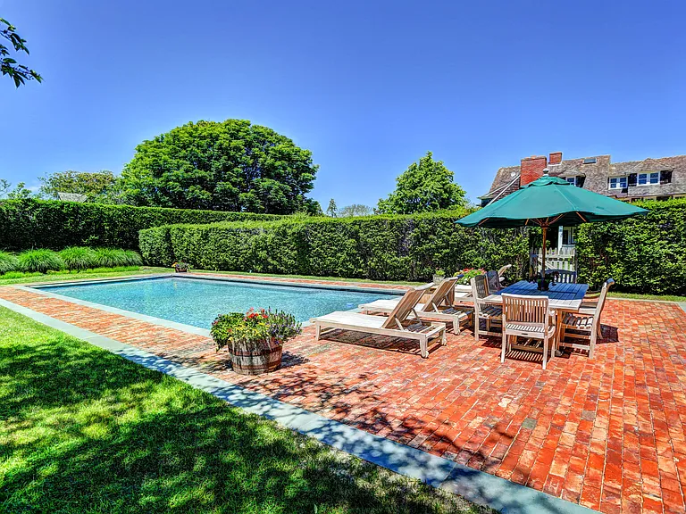 16 Drew Ln — Photo 3