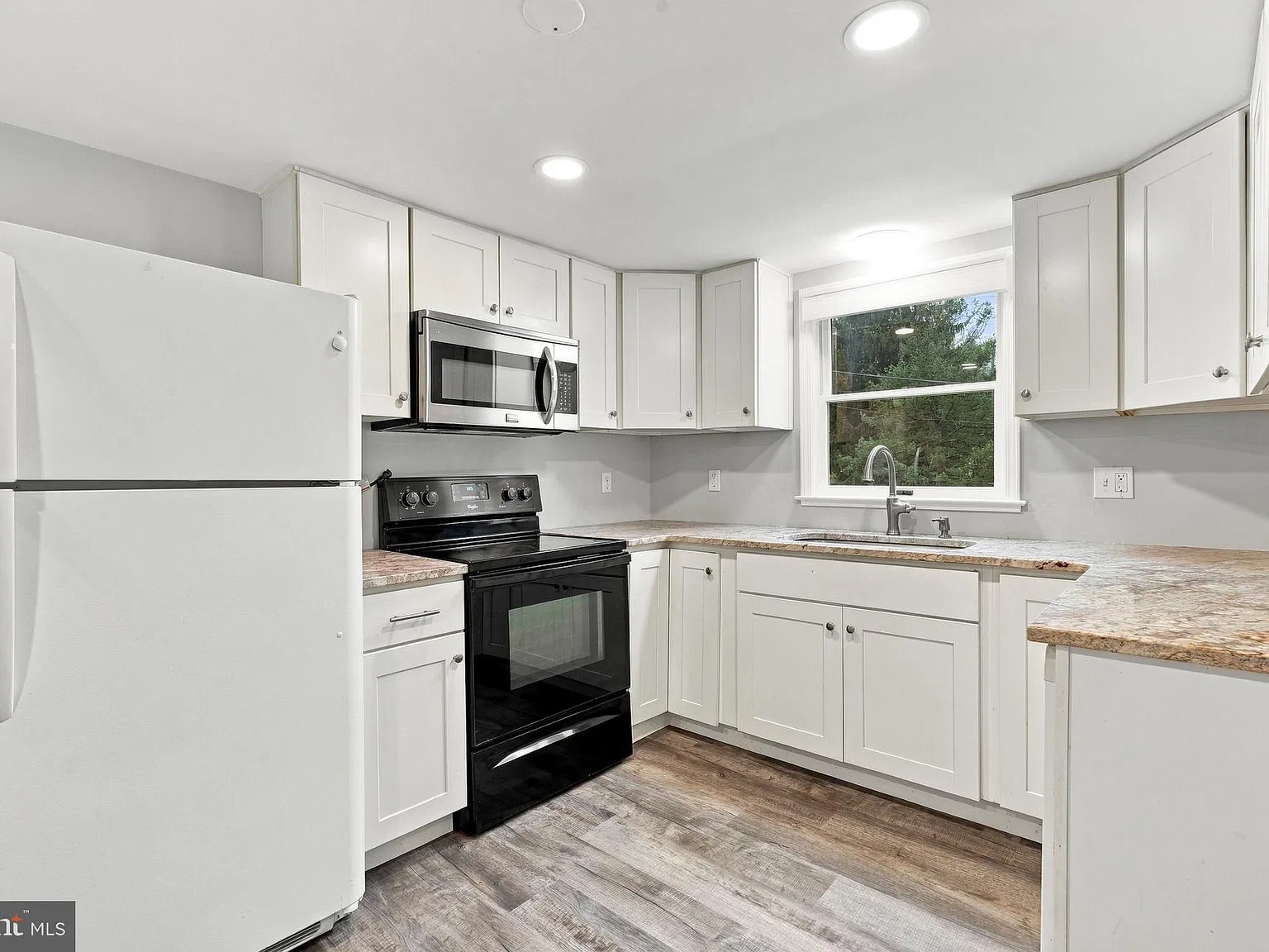 3 bed, 1.0 bath, 950 sqft, $2,200 — Photo 3