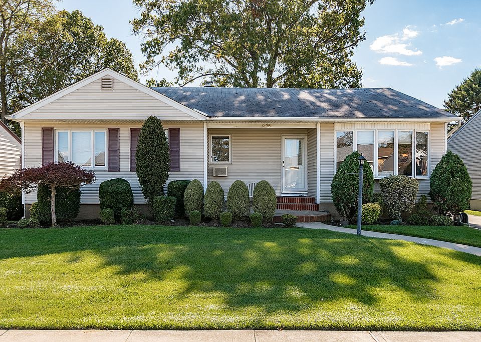 1st image of 695 Dickens Ave
