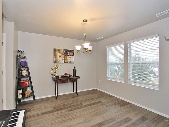 3rd image of 17582 Mountain Springs Ave