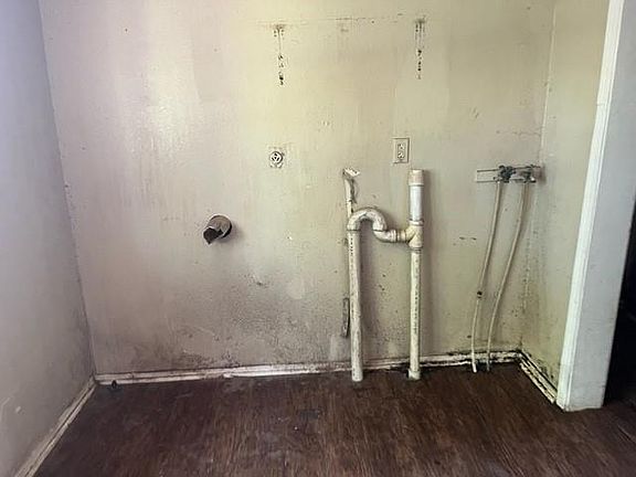 4th image of 826 SE Binkley St