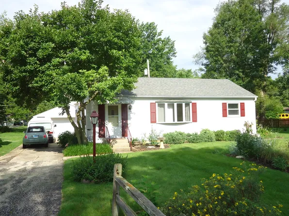 340 Corrine Ave, Crystal Lake, IL 60014