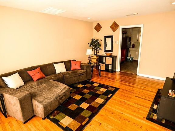 2nd image of 817 Holly Dr