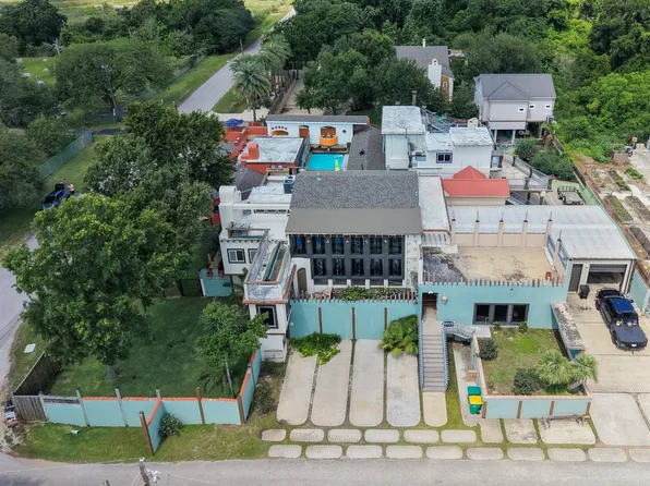 614 Pine Gully Rd, Seabrook, TX 77586