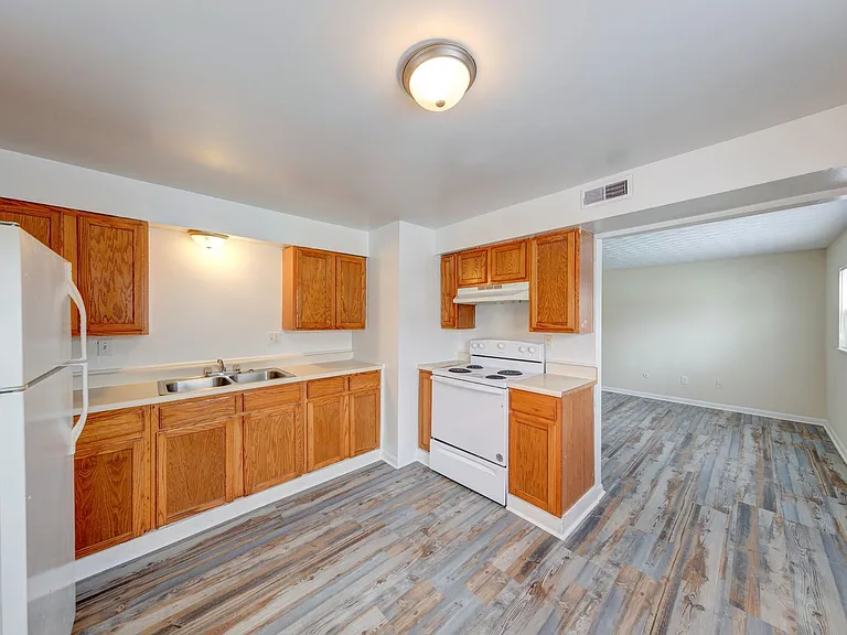 Lawrence Glen Apartments — Photo 10