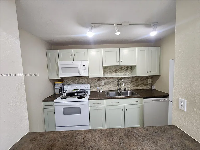 802 NW 87th Ave #312 — Photo 2