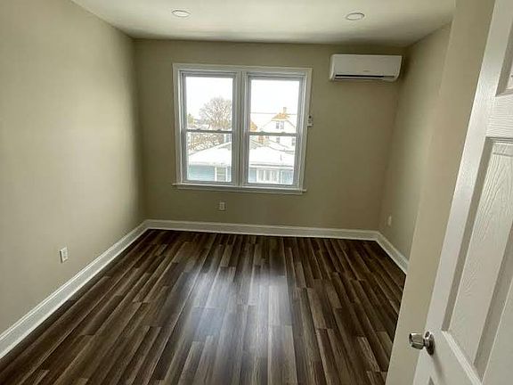 5th image of 95 Hawthorne Ave #3