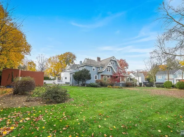194 Sherwood Pl, Englewood, NJ 07631