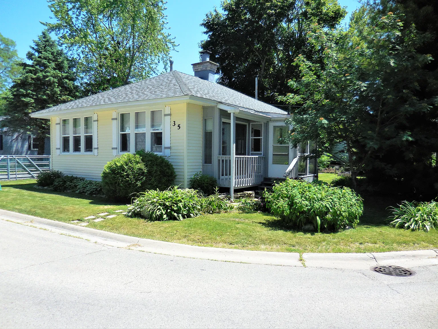 2 bed, 839 sqft, $1,800 — Photo 1