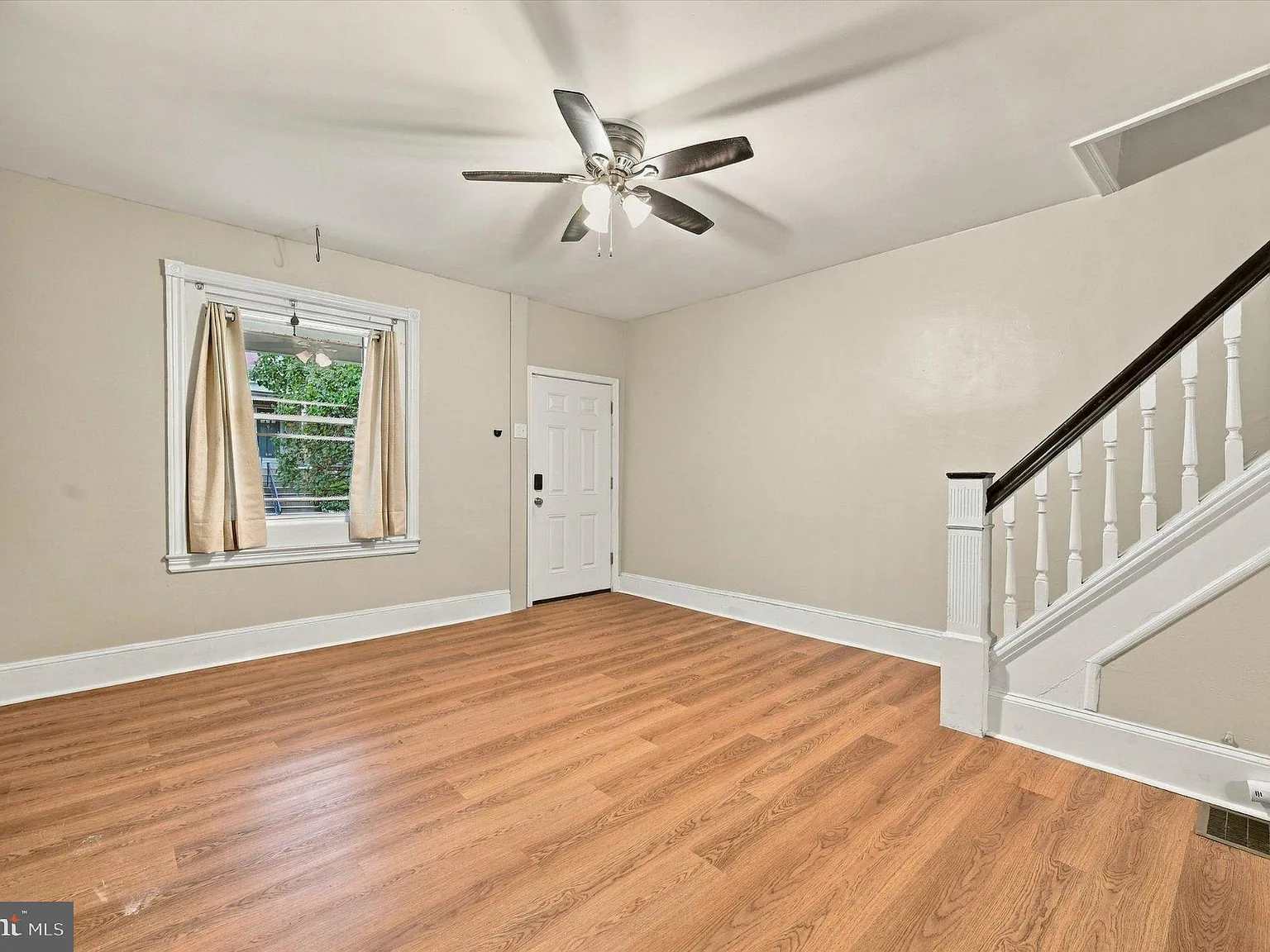 3 bed, 1.5 bath, 1190 sqft, $2,400 — Photo 3