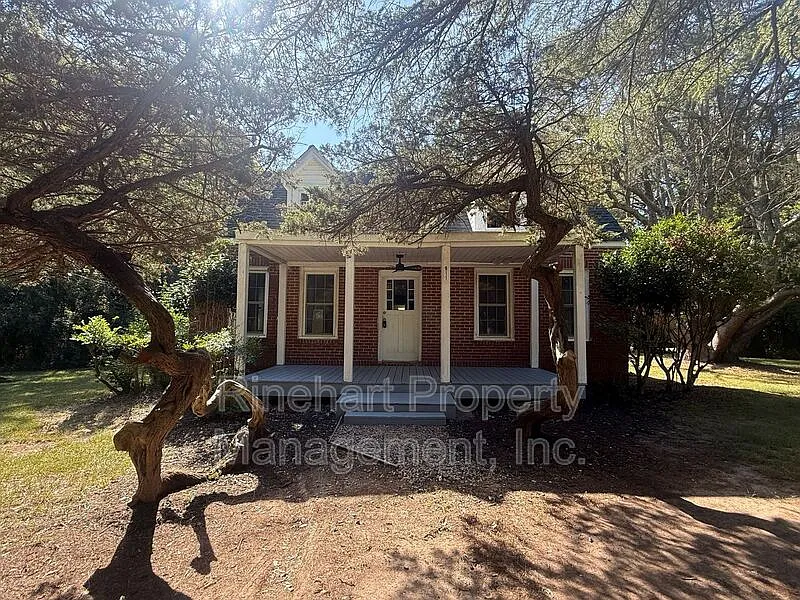 3 bed, 1.0 bath, $1,400 — Photo 1