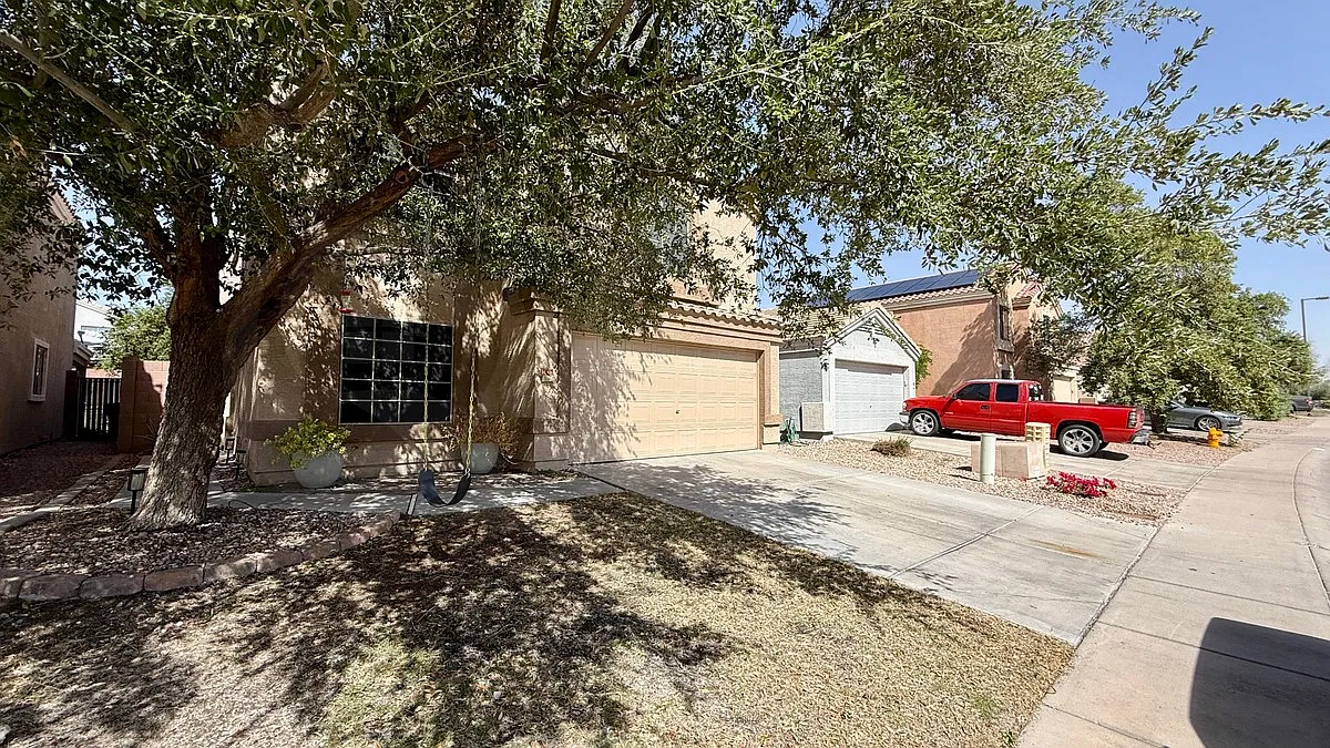 4 bed, 2.5 bath, 2154 sqft, $2,200 — Photo 3