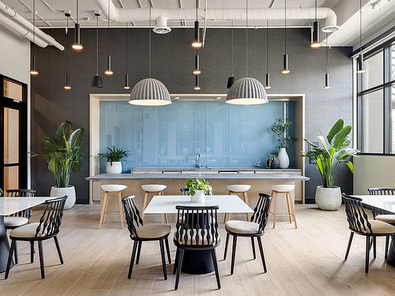 Sixth & Jackson offers a dazzling urban living experience with on-site retail, access to local restaurants, a lively social scene, and incredible amenities