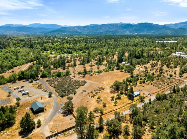 699 Pine Cone Dr, Cave Junction, OR 97523
