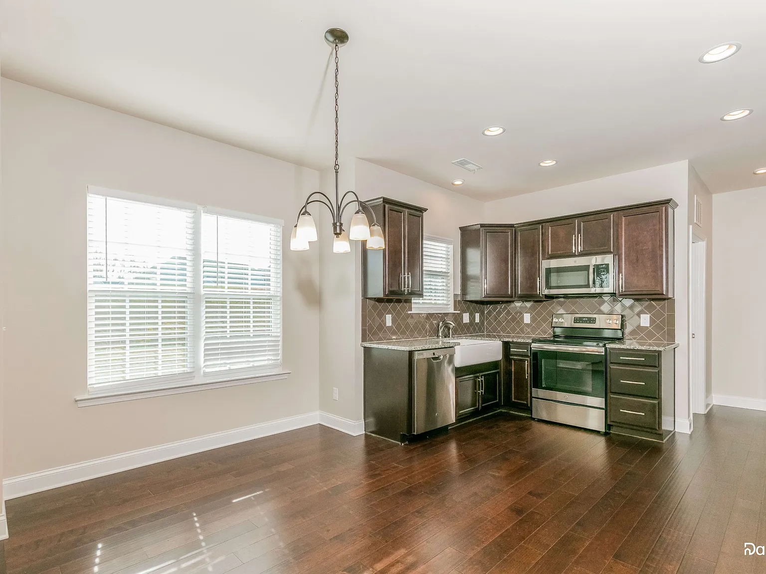 4 bed, 2.5 bath, 2041 sqft, $2,195 — Photo 3