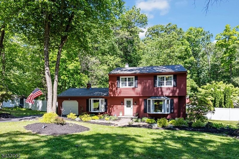 1st image of 7 Crest Dr