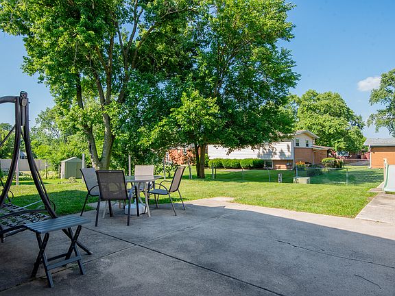 5th image of 327 W Holly Ct