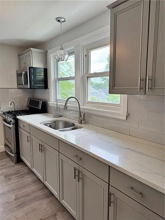 3 bed, 1.0 bath, 1275 sqft, $2,300 — Photo 2