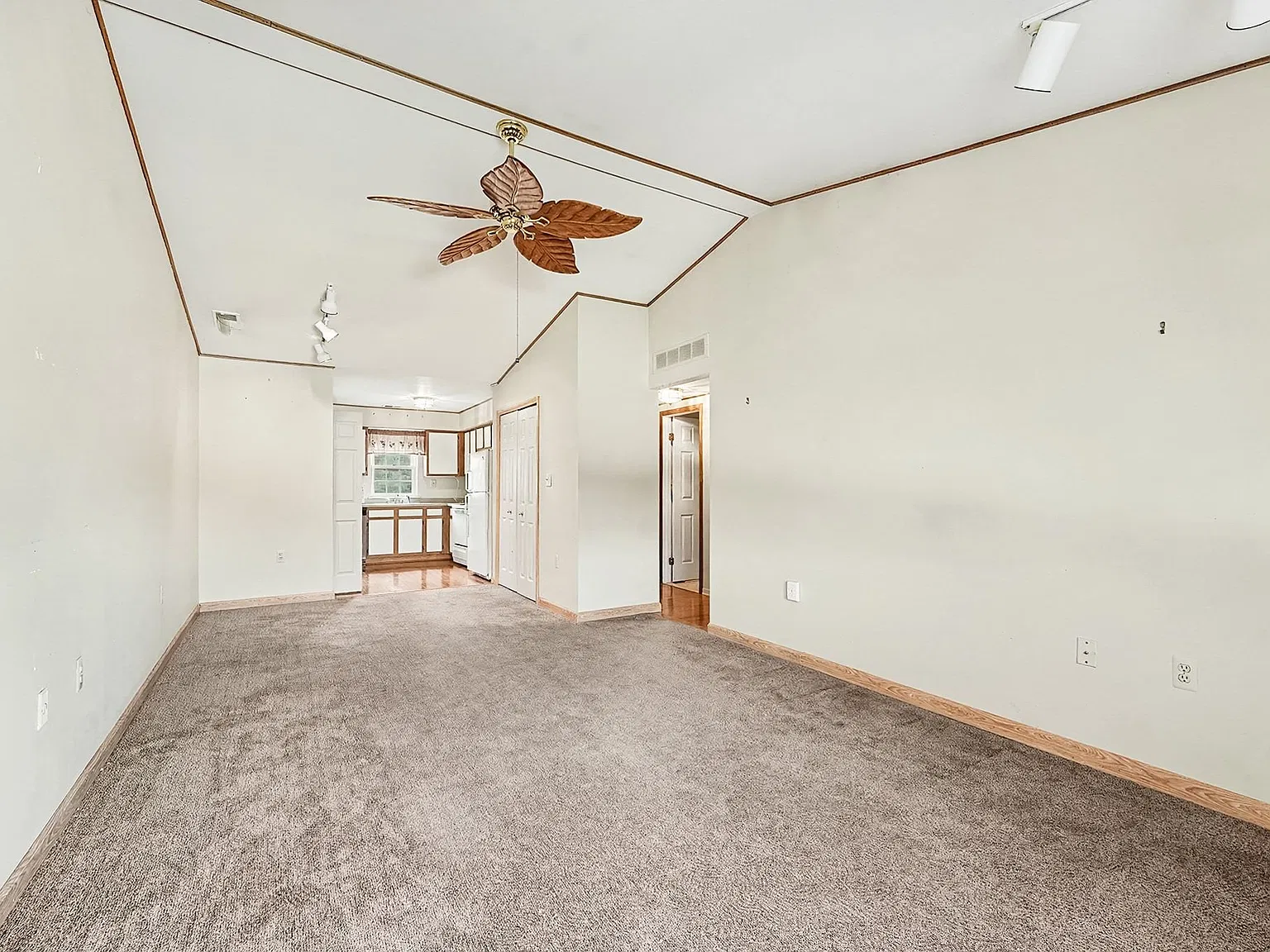 2 bed, 831 sqft, $1,350 — Photo 4