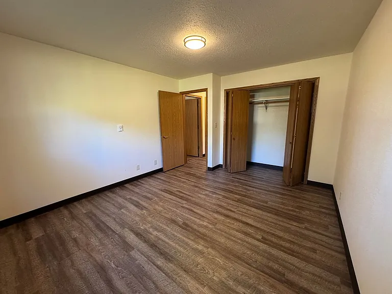 302 Balsam St — Photo 11