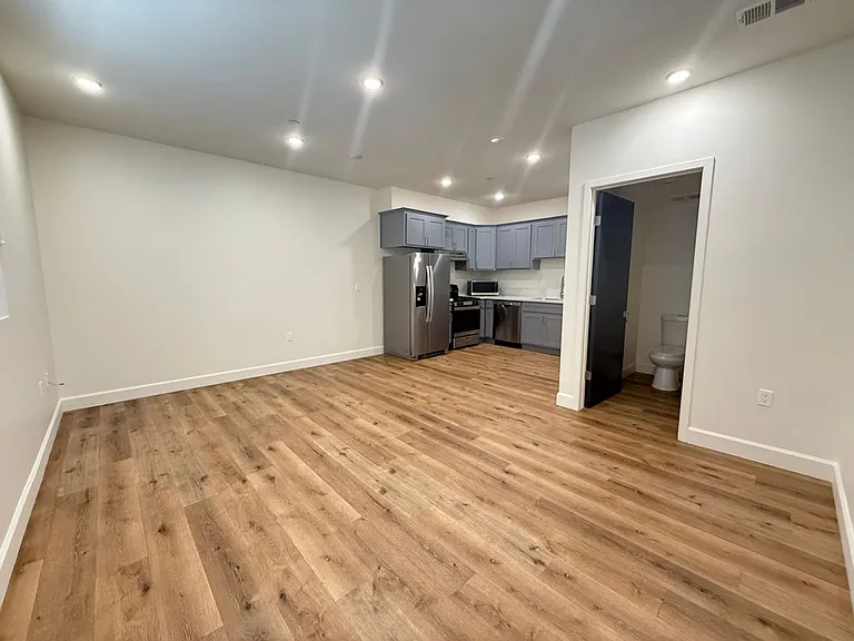 14550 Burbank Blvd #105 — Photo 8