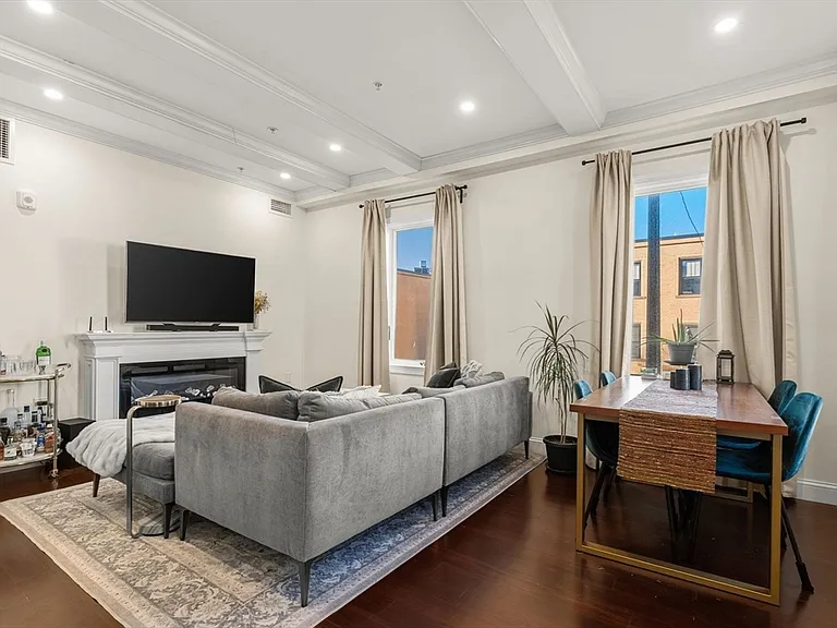 753 E Broadway #B — Photo 4