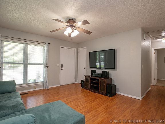 3rd image of 220 E Glenpool Blvd