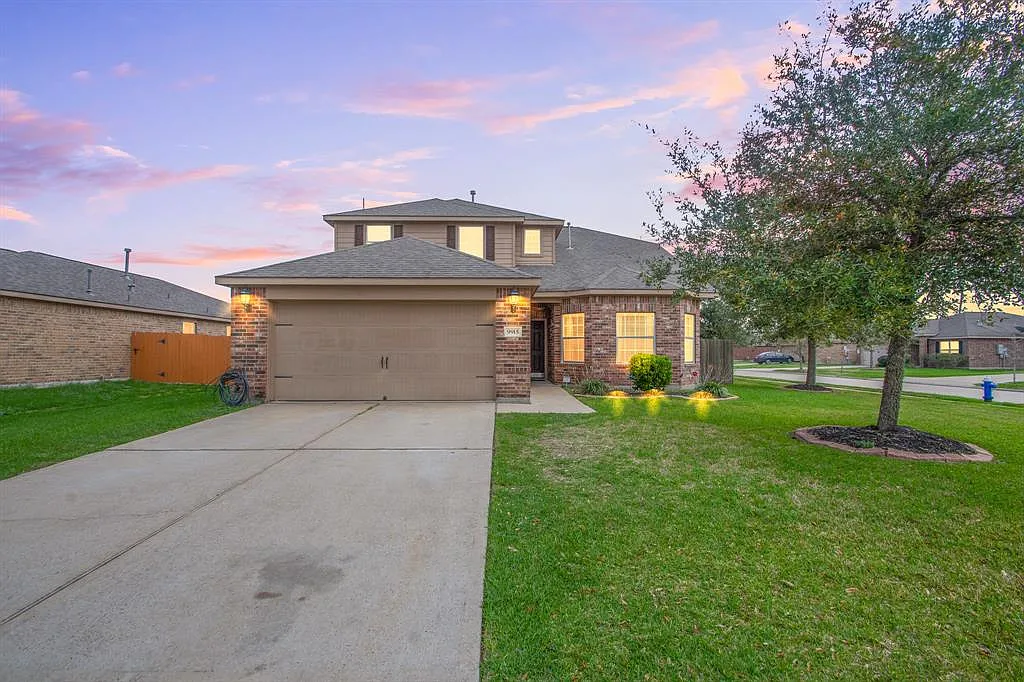 4 bed, 2.5 bath, 2121 sqft, $2,600 — Photo 1