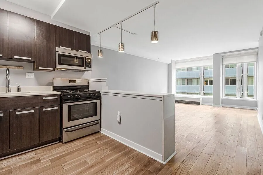 Sunny 1 bedroom condo in SW Waterfront! Water included — Photo 1