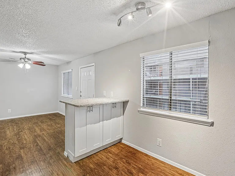 Lamar Place Apartments — Photo 71