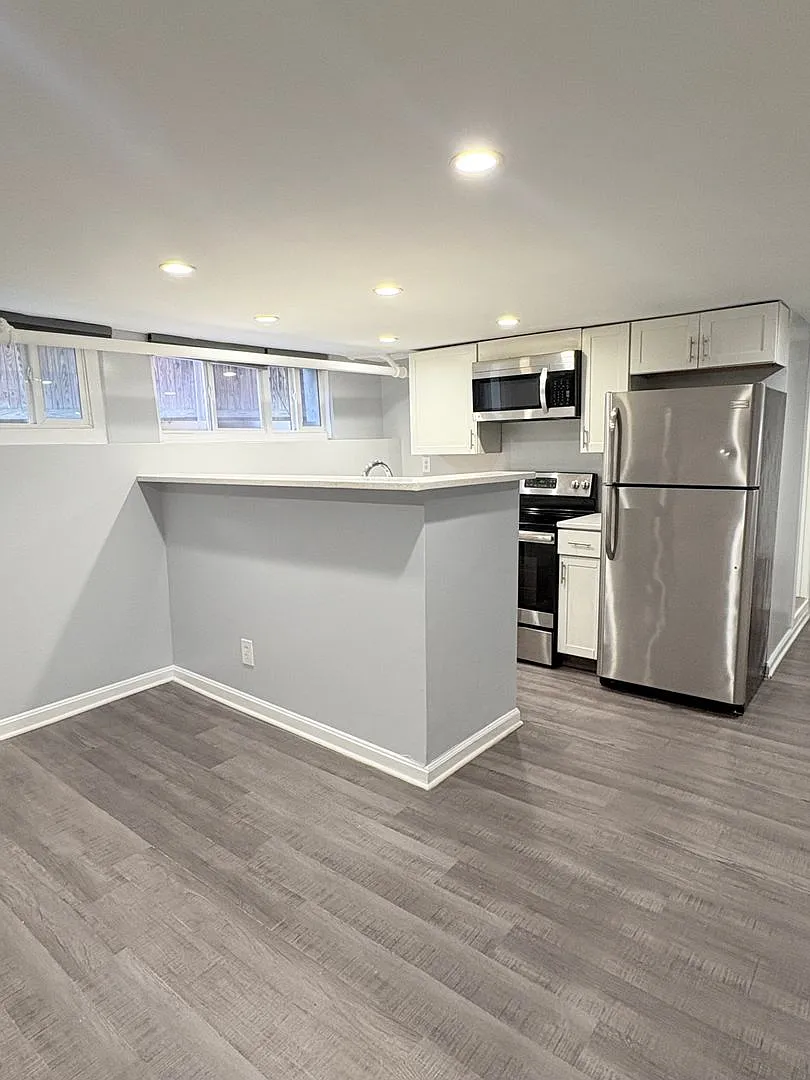 300 E. University Pkwy — Photo 4