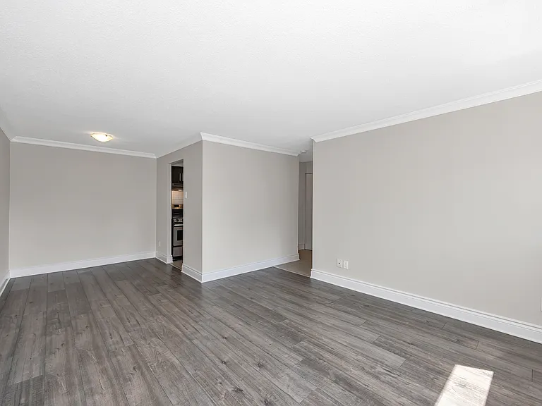 215 Clarence St — Photo 45