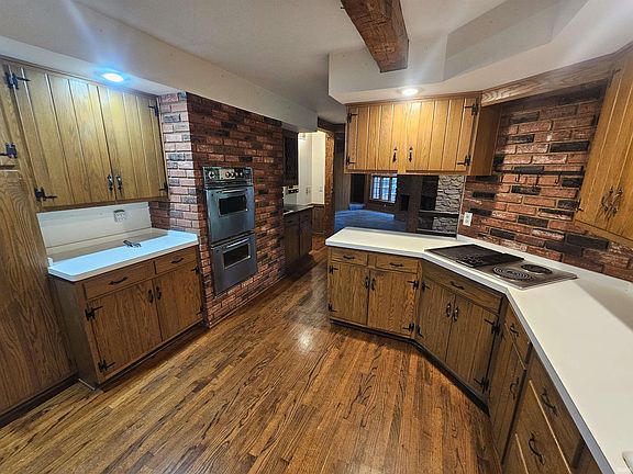 3rd image of 2810 S Twyckenham Dr