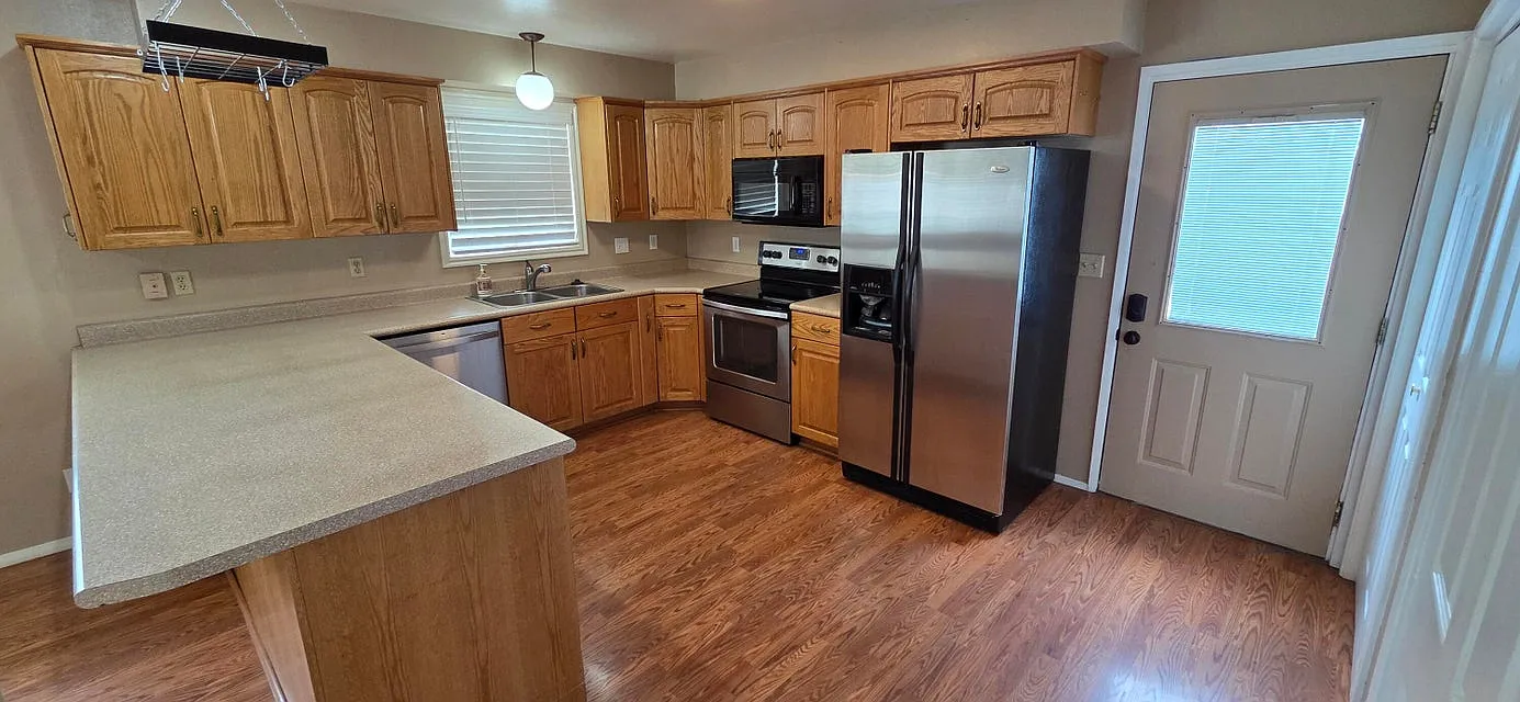 5 bed, 2280 sqft, $2,600 — Photo 2