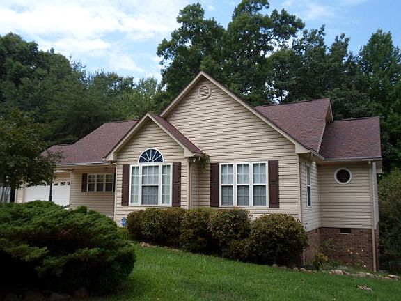 2nd image of 907 Manor Dr