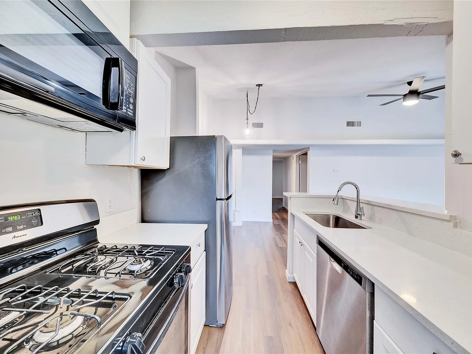 2 bed, 1.0 bath, 1928 sqft, $1,600 — Photo 4