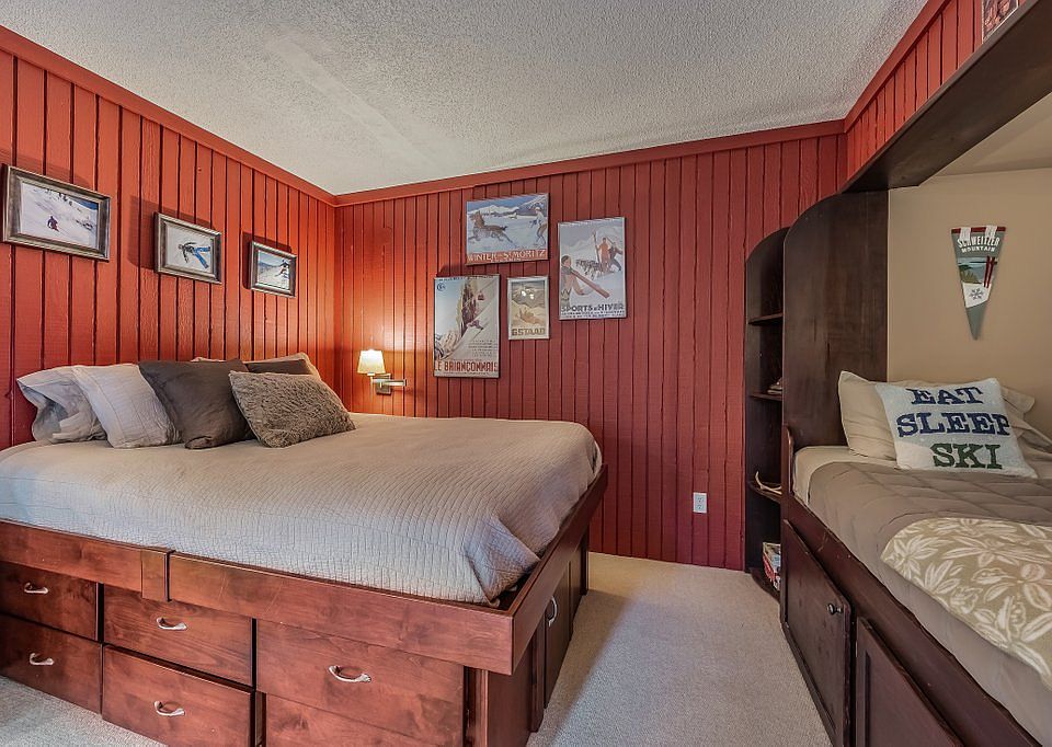 Cozy sleepy nook to recharge. Additional bed for small child.