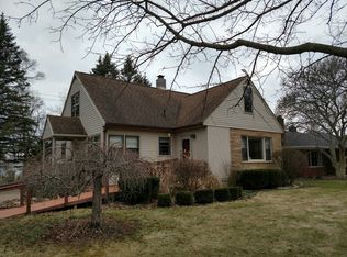1215 Meadow Ln, Chelsea, MI 48118