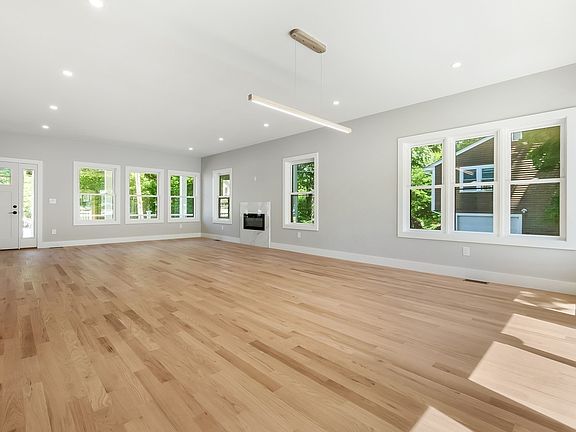 5th image of 15 Foss Rd #A
