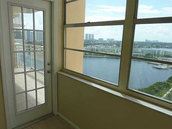 5th image of 18061 Biscayne Blvd APT 1804