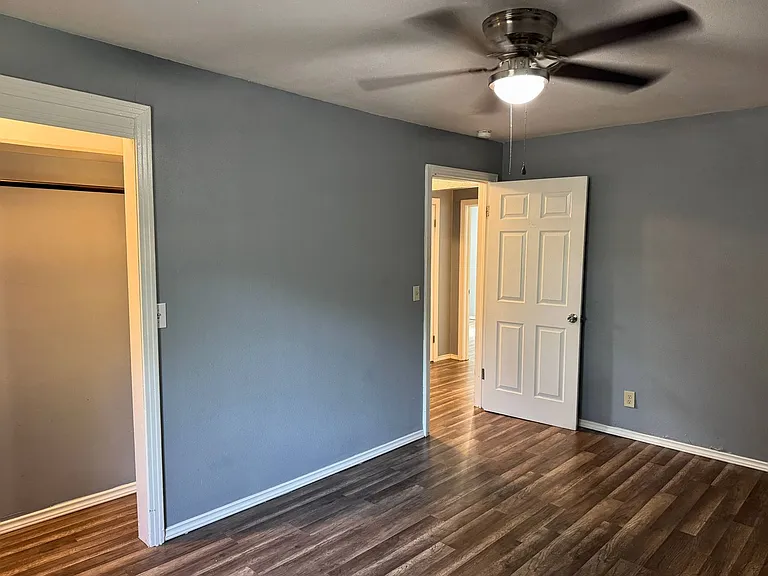 808 E Bank St — Photo 16