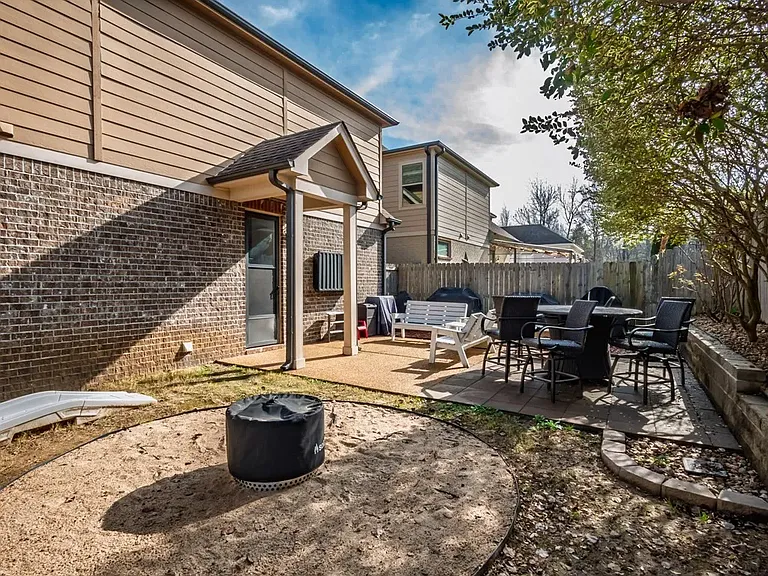122 Westbury Cir — Photo 16