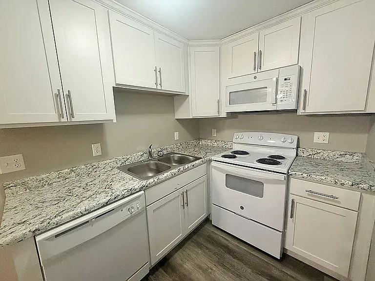 944 E Street — Photo 25