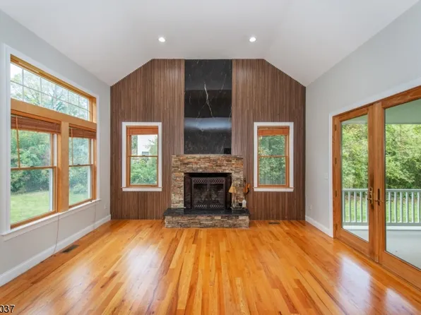 5 Shores Rd, Randolph, NJ 07869