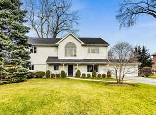 2764 Woodland Dr, Northbrook, IL 60062