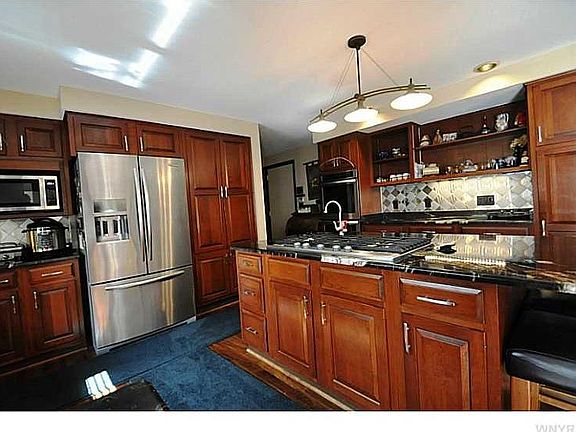 4th image of 68 Buttonwood Ct
