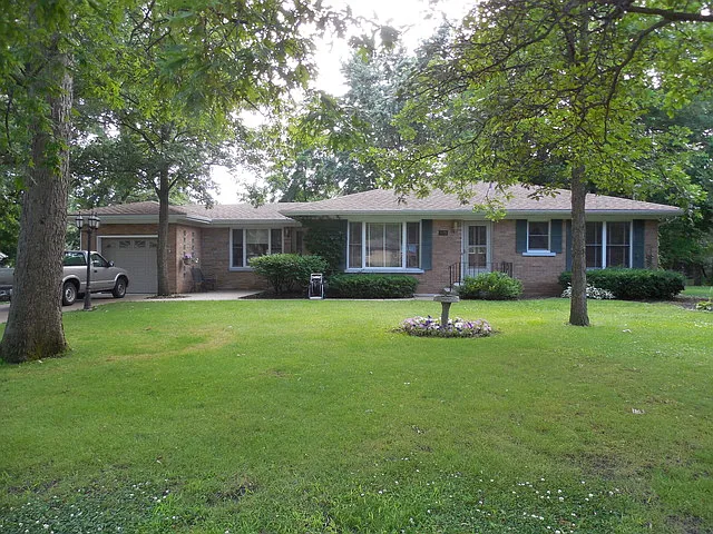 335 Earl Ave photo 1
