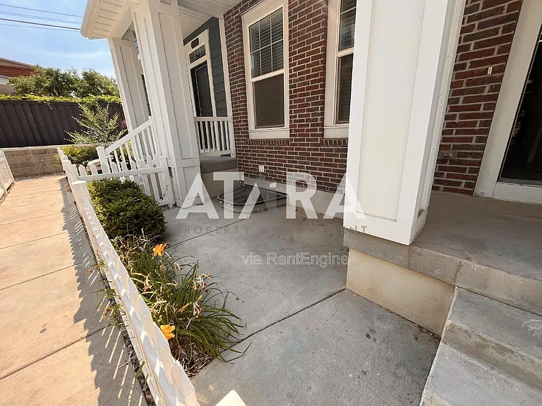 291 E Grace Ln — Photo 5