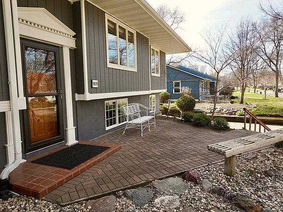 3rd image of 909 16th St SW