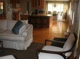 11 E Seacrest Ave, Lindenhurst, NY